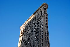 02-05 The Flatiron Building From The Side In New York Madison Square Park.jpg